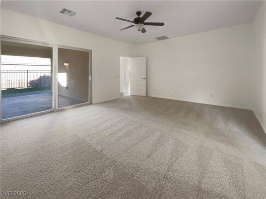 Empty room, Interior