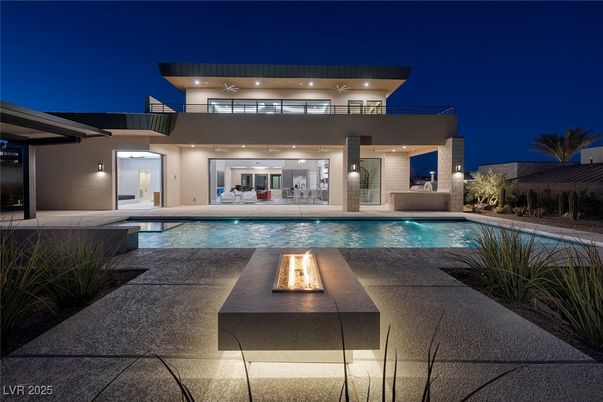 Exterior, Facade, Pool, Modern