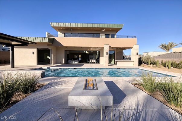 Exterior, Facade, Pool, Modern