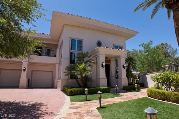 Attached, Exterior, Facade, Mediterranean