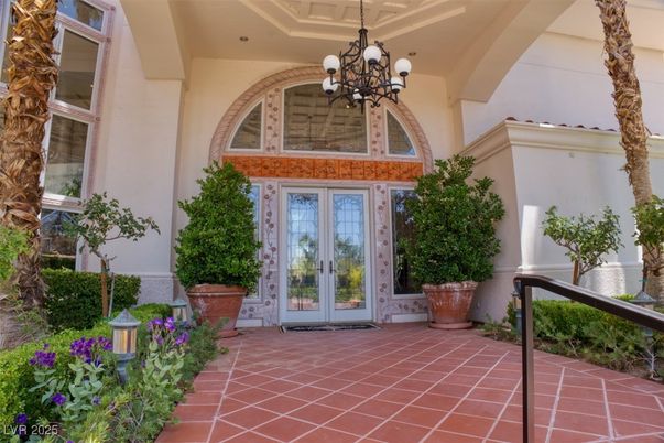 Chandelier, Exterior