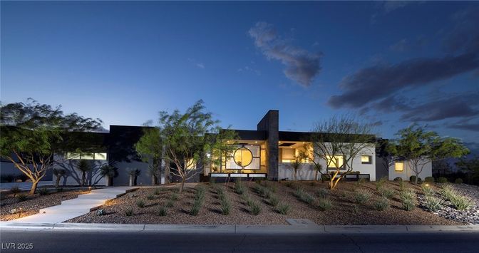 Backyard, Exterior, Facade, Modern