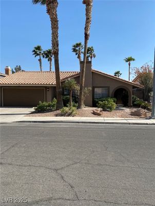 Attached, Exterior, Facade, Mediterranean