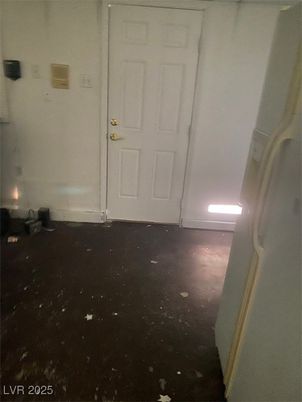 Empty room, Interior