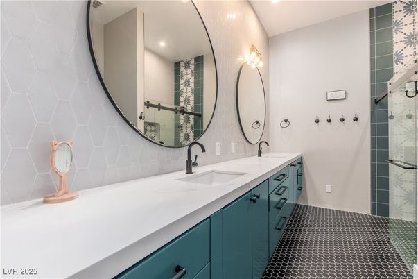 Bathroom, Dual Sink Vanities, Interior, Recessed Lighting