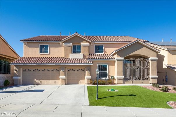 Attached, Exterior, Facade, Mediterranean