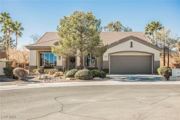 Attached, Exterior, Facade, Ranch