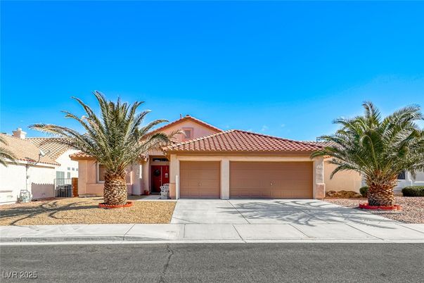 Attached, Exterior, Facade, Mediterranean
