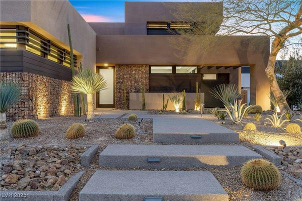 Backyard, Exterior, Facade, Brick Facade, Modern