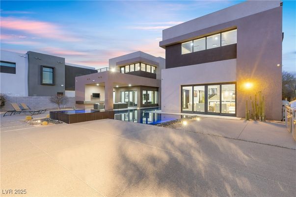 Exterior, Facade, Pool, Modern