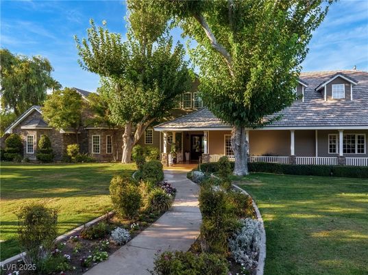 Backyard, Exterior, Facade, Ranch