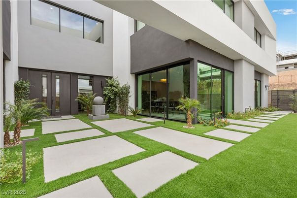Backyard, Exterior, Facade, Modern