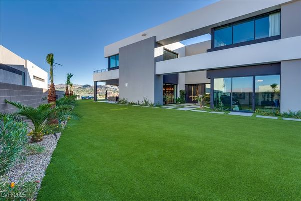 Backyard, Exterior, Facade, Modern