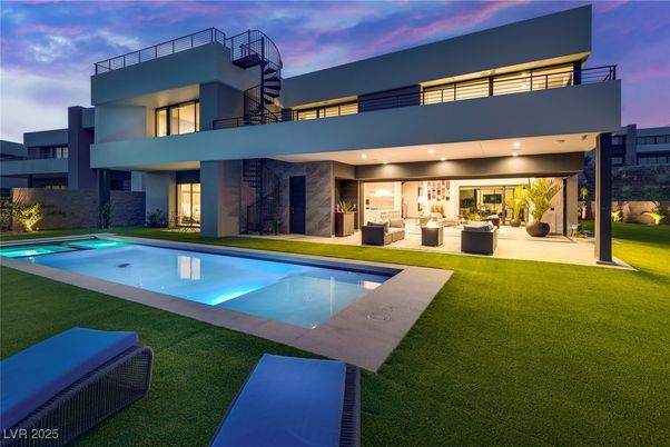 Backyard, Exterior, Facade, Pool, Modern