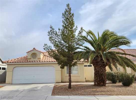 Attached, Exterior, Facade, Mediterranean