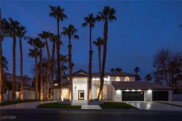 Attached, Exterior, Facade, Mediterranean