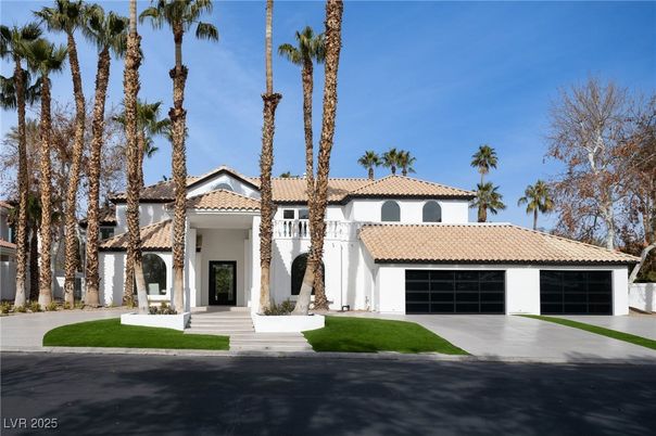 Attached, Exterior, Facade, Mediterranean