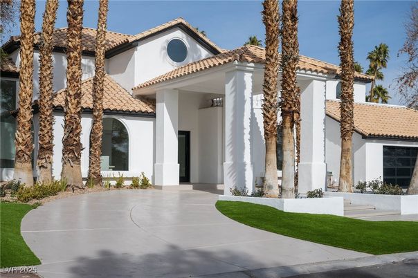 Exterior, Facade, Mediterranean