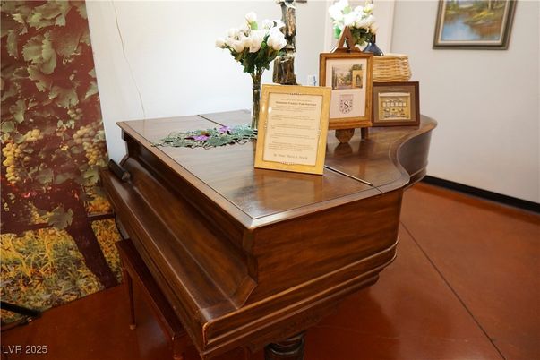 Interior, Piano