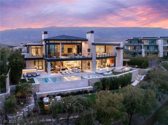 Exterior, Facade, Pool, Modern
