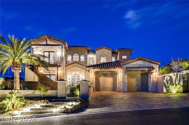 Attached, Exterior, Facade, Mediterranean