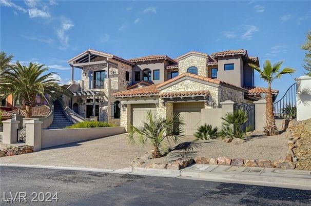 Attached, Exterior, Facade, Mediterranean