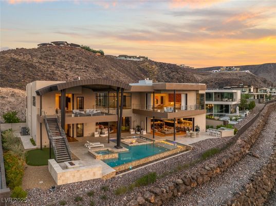 Exterior, Facade, Pool, Modern