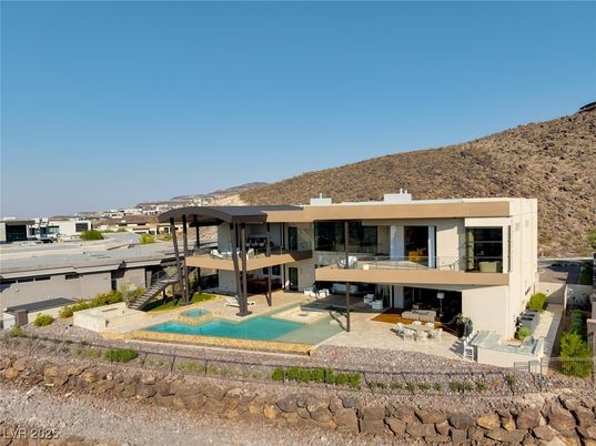 Exterior, Facade, Pool, Modern