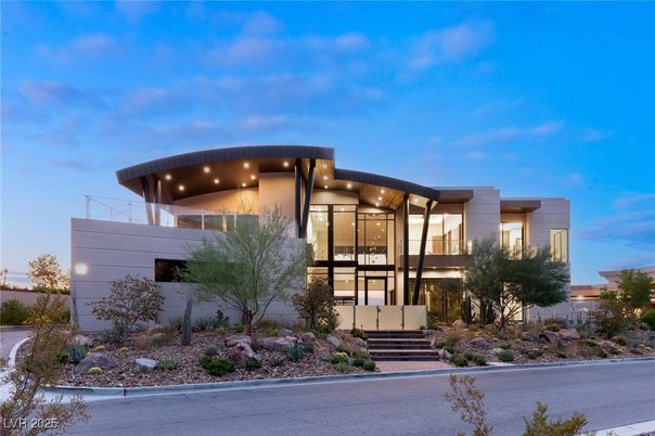 Exterior, Facade, Modern