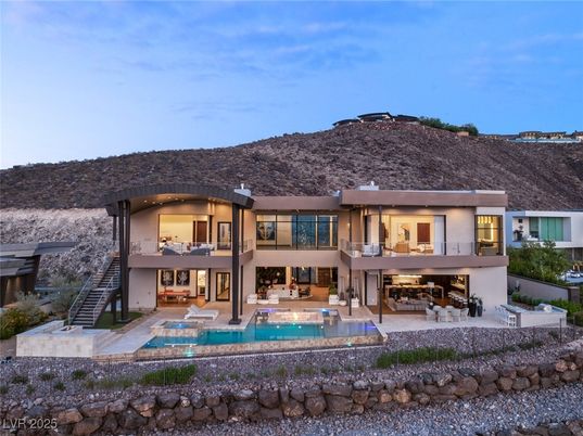 Exterior, Facade, Pool, Modern