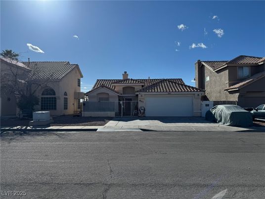 Attached, Exterior, Facade, Mediterranean