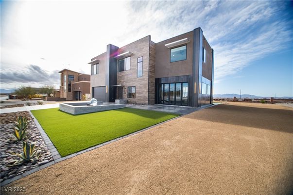 Backyard, Exterior, Facade, Modern