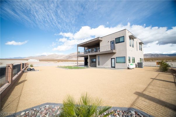 Backyard, Exterior, Facade, Modern