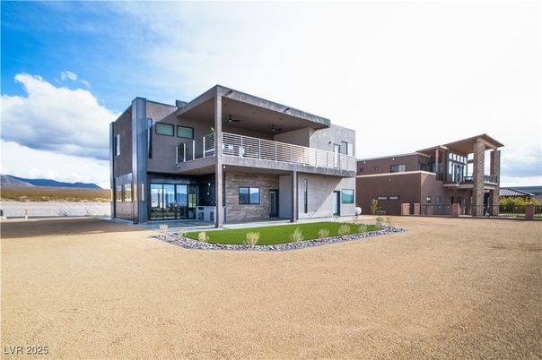 Backyard, Exterior, Facade, Modern