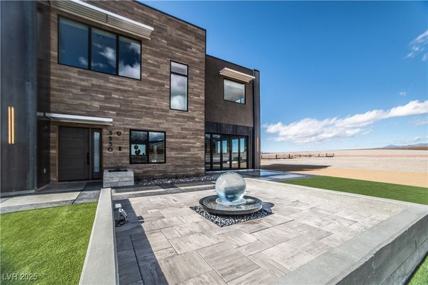 Backyard, Exterior, Facade, Modern