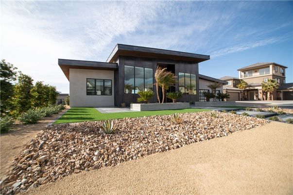 Backyard, Exterior, Facade, Modern