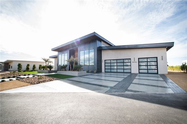 Attached, Backyard, Exterior, Facade, Modern
