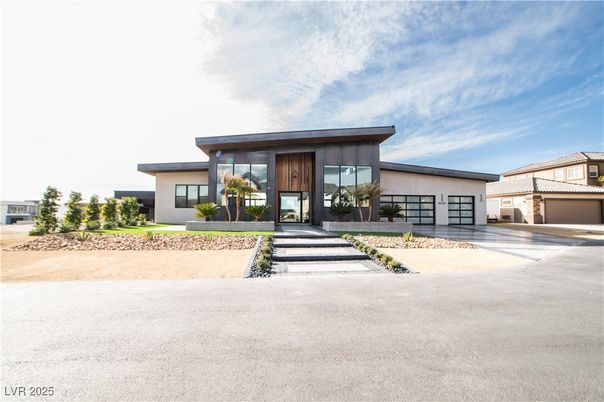 Attached, Backyard, Exterior, Facade, Modern