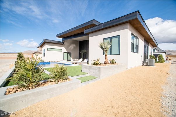Backyard, Exterior, Facade, Pool, Modern