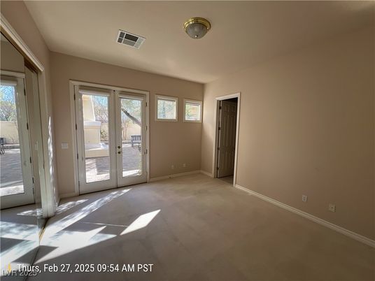 Empty room, Interior