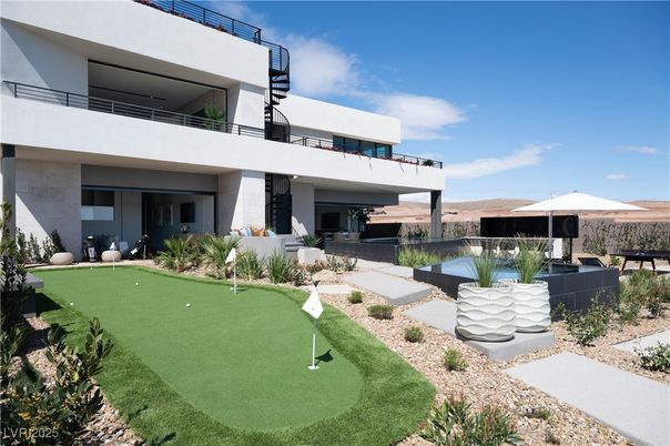 Backyard, Exterior, Facade, Modern