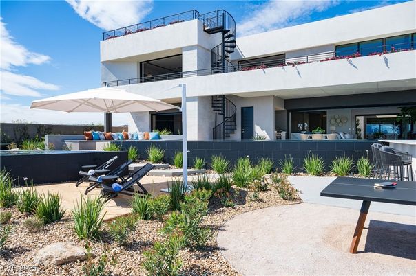 Backyard, Exterior, Facade, Modern