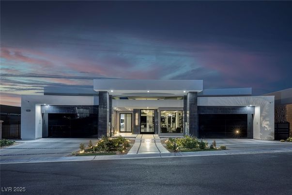 Attached, Exterior, Facade, Modern