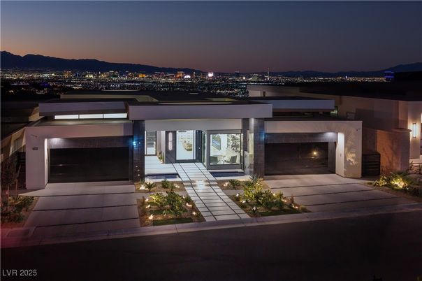 Attached, Exterior, Facade, Modern
