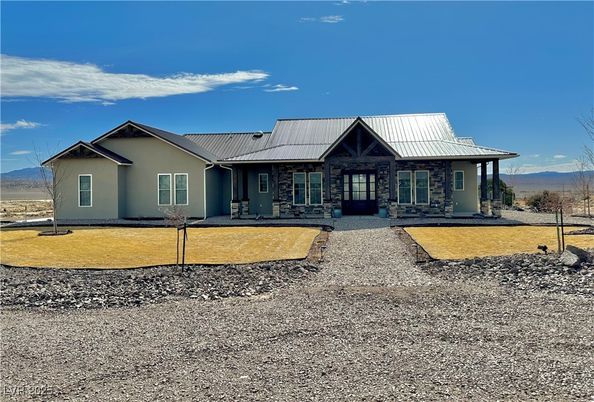 Backyard, Exterior, Facade, Ranch
