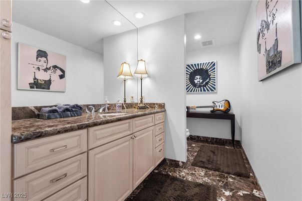 Bathroom, Dual Sink Vanities, Interior, Recessed Lighting