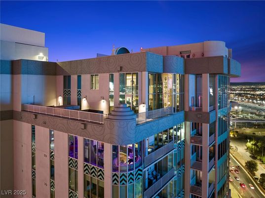 Exterior, Facade, Modern