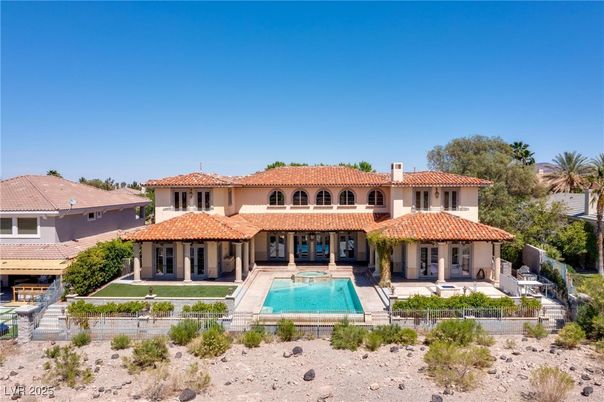 Exterior, Facade, Pool, Mediterranean