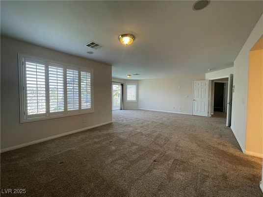 Empty room, Interior