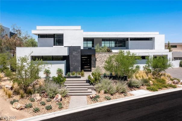 Exterior, Facade, Modern